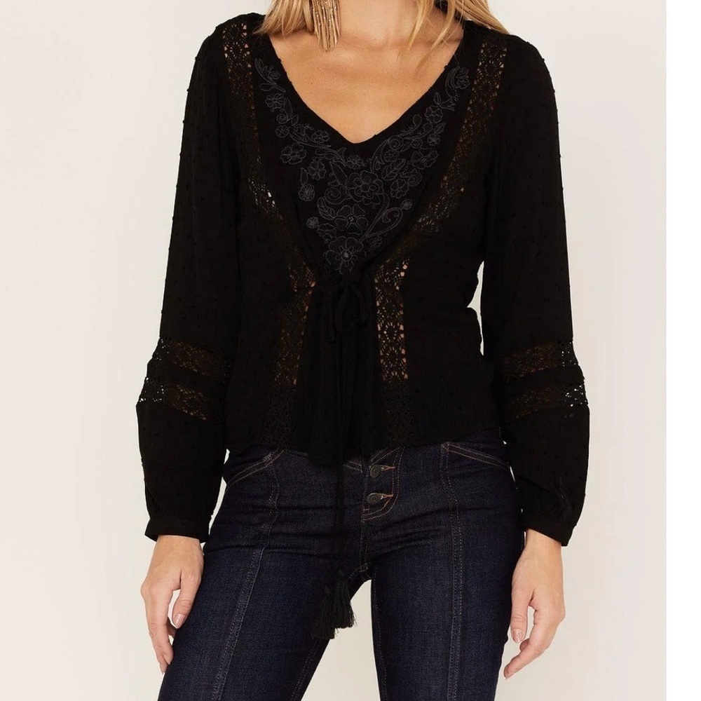 Idyllwind ROMANCE FLORAL EMBROIDERED SWISS DOT BLOUSE